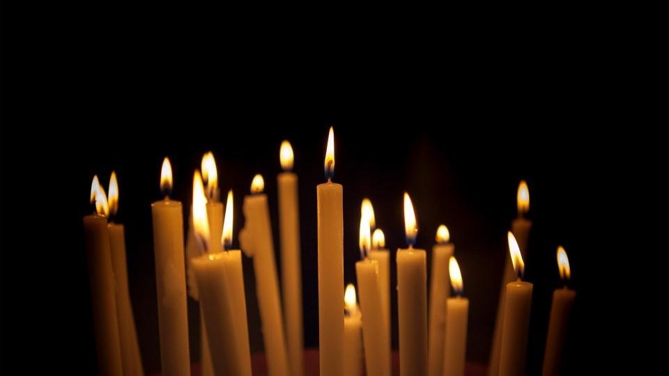 Velas encendidas, relacionadas con el certificado de defunción