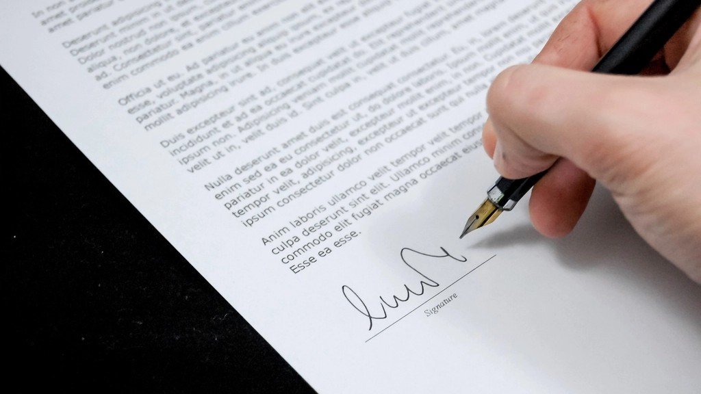 Firma de un documento, certificado de estar al corriente con Hacienda