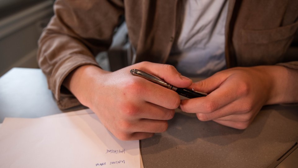 Persona firmando papeles para el certificado de prestaciones del SEPE