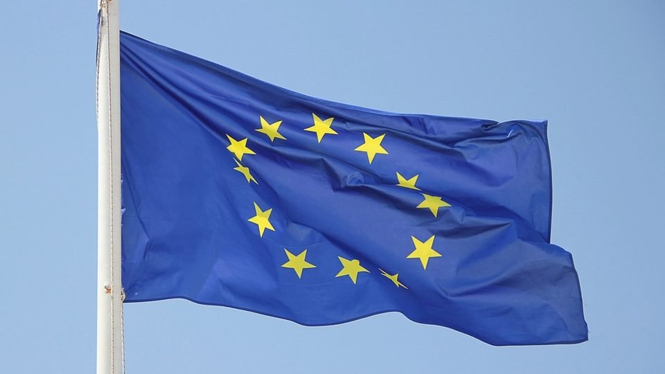Bandera de la Unión Europea, relacionada con el certificado de registro de ciudadano UE