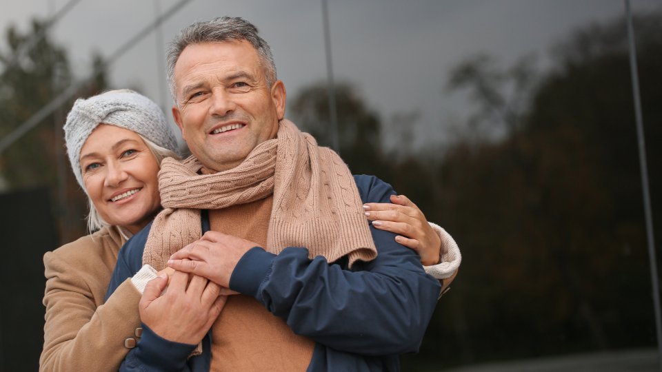 Pareja de jubilados sonriendo, relacionada con la cita previa en la Seguridad Social