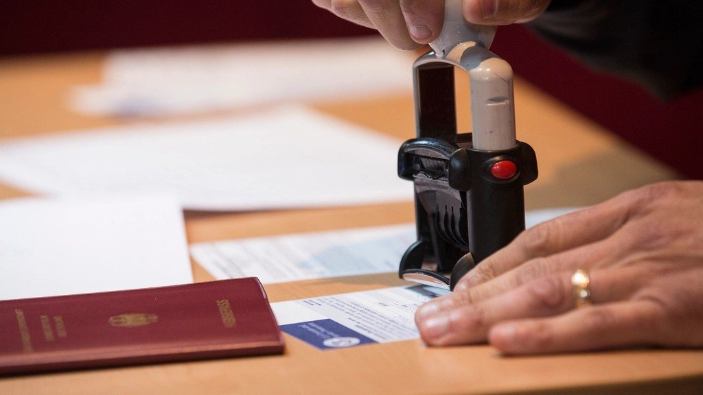 Sellado de pasaporte en una oficina, cita previa extranjería