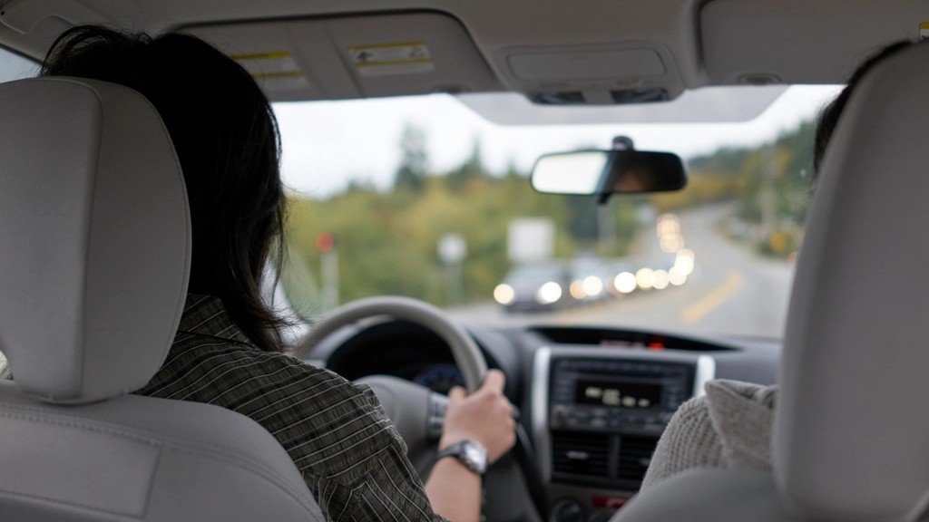 Conductora al volante, consultar los puntos del carnet