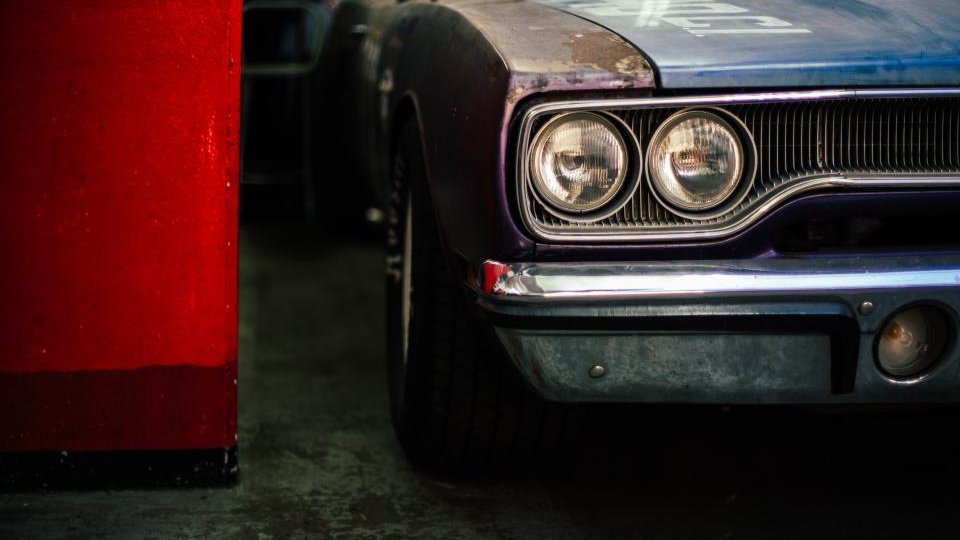 Frontal de un coche antiguo que se va a dar de baja en la DGT
