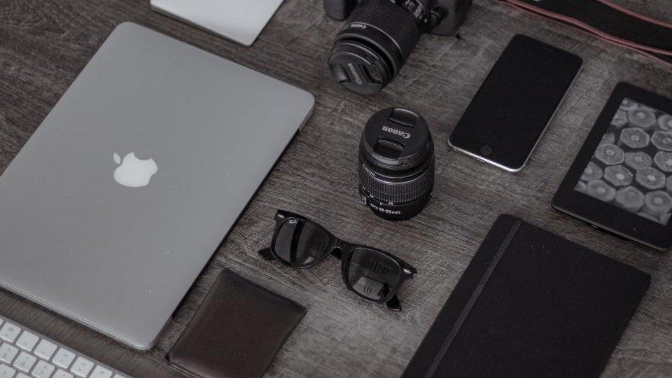 Cartera, móvil y gafas sobre una mesa, relacionado con el duplicado del DNI