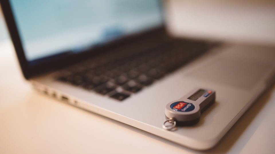 Portátil con llave USB para instalar el certificado digital FNMT