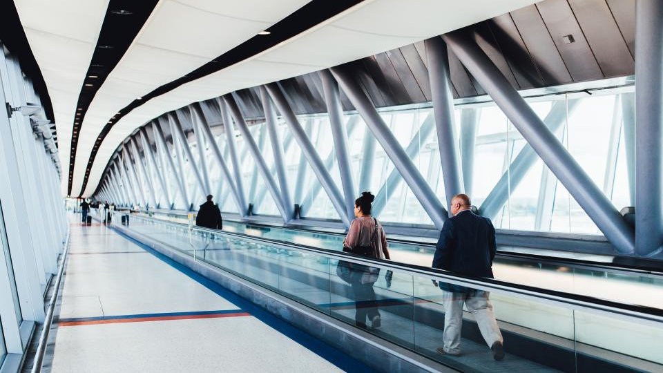 Viajeros en una terminal de aeropuerto, relacionado con obtener el NIE