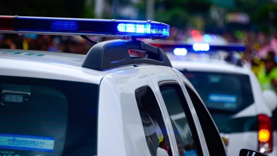Coches de policía con las luces encendidas, relacionado con pagar una multa de la DGT