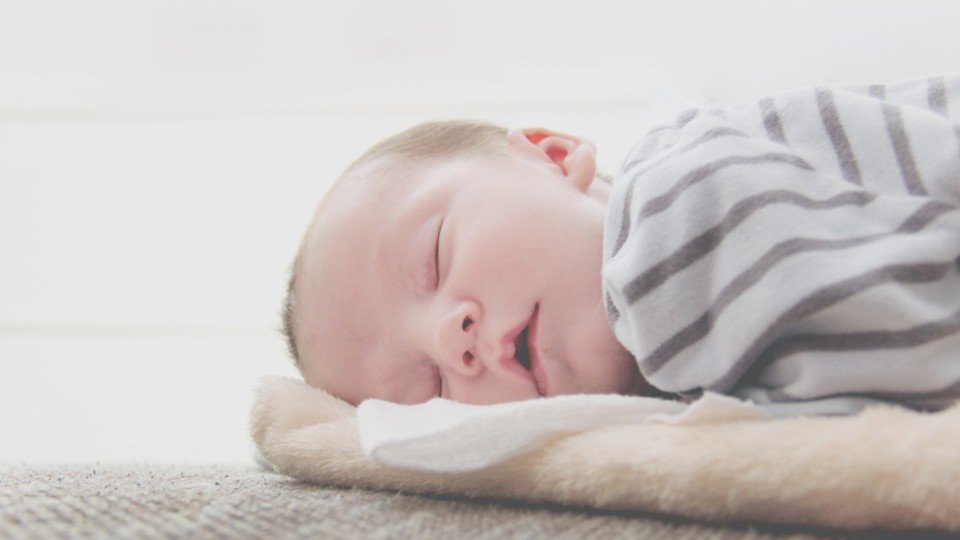 Bebé recién nacido durmiendo, partida de nacimiento