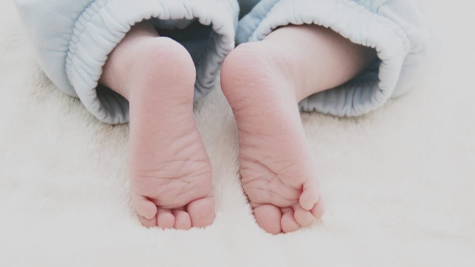 Pies de un bebé recién nacido, relacionado con la prestación por nacimiento