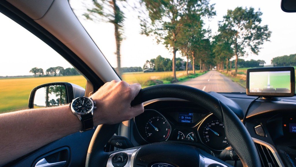 Manos en el volante tras renovar el carnet de conducir