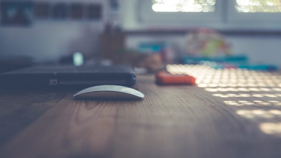 Escritorio con ordenador para renovar el certificado digital de la FNMT