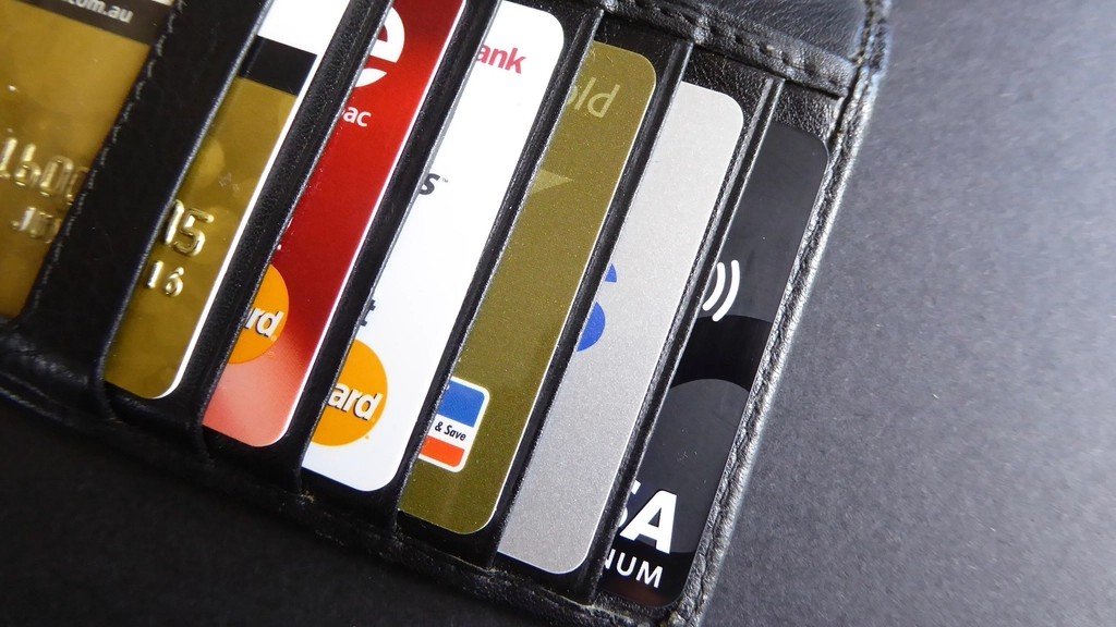 Tarjetas en una cartera, como el DNI que hay que renovar