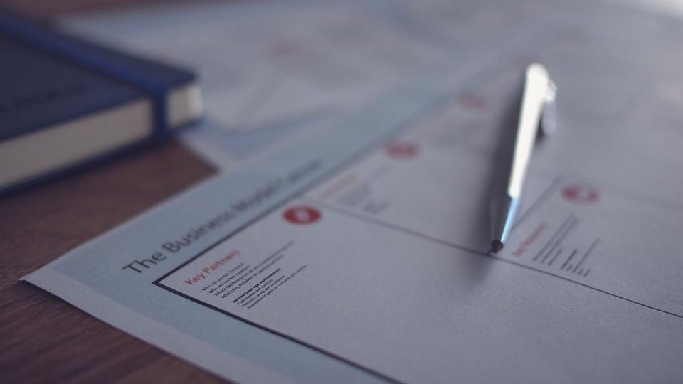 Bolígrafo sobre un documento para renovar la TIE