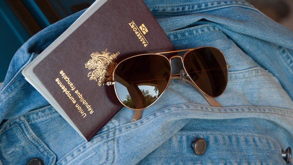 Pasaporte español sobre una chaqueta vaquera, listo para sacar el pasaporte