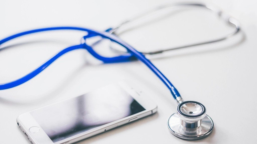 Estetoscopio y móvil, trámite de la tarjeta sanitaria europea